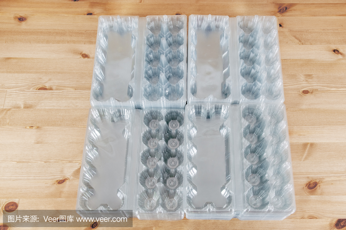 桌子上一堆空的塑料蛋盒的透视图